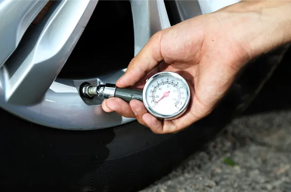 Checking the air pressure in a tire