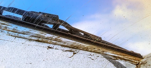Shattering windshield wiper