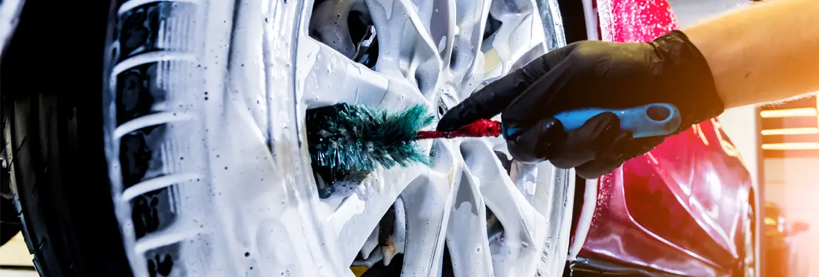 Cleaning the rim of a car